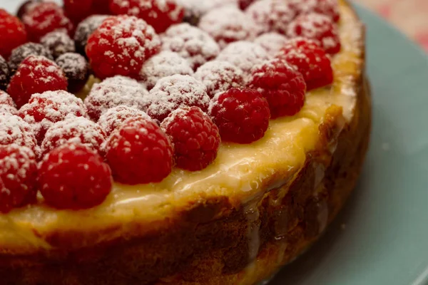 Σπιτικό Cheesecake Φρέσκα Σμέουρα Και Φραγκοστάφυλα Υγιεινό Βιολογικό Καλοκαιρινό Γλυκό — Φωτογραφία Αρχείου