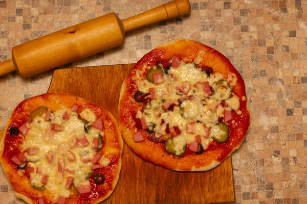 Pyszne Świeże Pizzy Domowe Jedzenie — Zdjęcie stockowe
