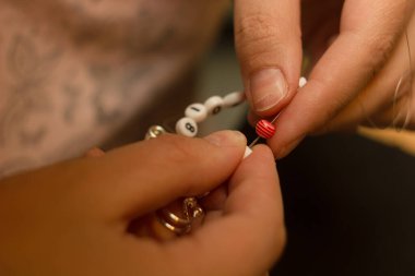 Güzel el yapımı mücevherler yaratmak