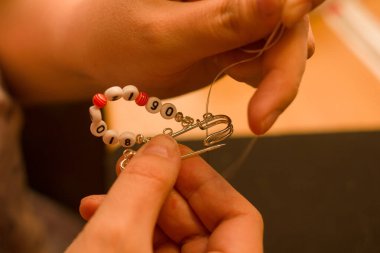 Güzel el yapımı mücevherler yaratmak