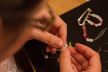 Güzel el yapımı mücevherler yaratmak