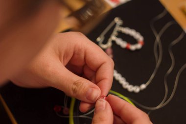 Güzel el yapımı mücevherler yaratmak