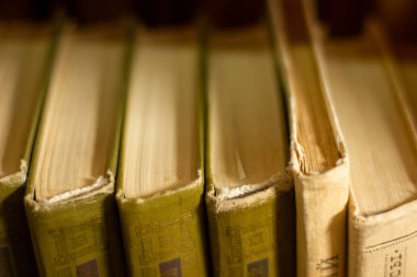 Kitapların arkaplan resmi. Kitap sayfaları dokusu. Bağlayıcı. Kitaplar kütüphanenin rafında.