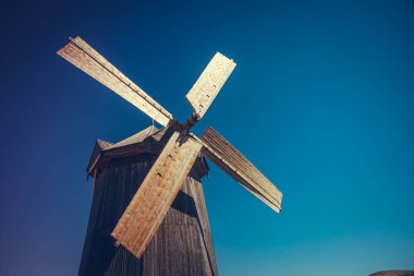 Arkaim Doğa Rezervi, Rusya 'daki yel değirmeni. Tarlada eski bir yel değirmeni.