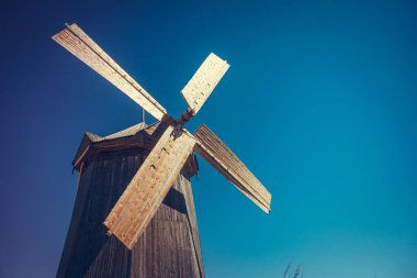 Arkaim Doğa Rezervi, Rusya 'daki yel değirmeni. Tarlada eski bir yel değirmeni.