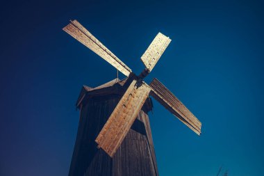 Arkaim Doğa Rezervi, Rusya 'daki yel değirmeni. Tarlada eski bir yel değirmeni.