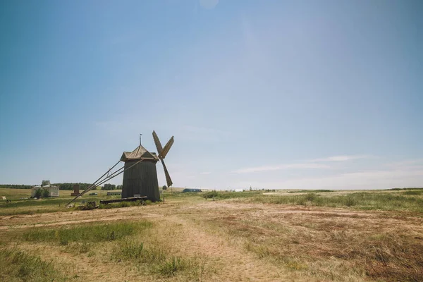 ロシアのアルカム自然保護区の風車 フィールド内の古いヴィンテージ風車 — ストック写真