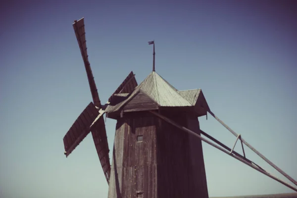 ロシアのアルカム自然保護区の風車 フィールド内の古いヴィンテージ風車 — ストック写真