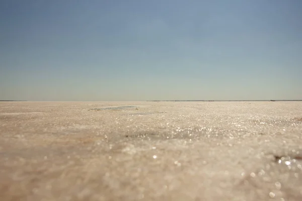 塩辛いピンク色の湖Bursolのビーチで砂のクローズアップ アルタイ準州 — ストック写真
