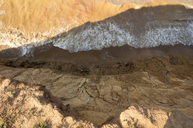 Bolşoy Yarovoe tuz gölü (Altai Bölgesi) yakınlarındaki bir uçurumun üst görüntüsü).