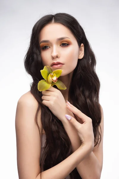 Eine Schöne Brünette Nackte Schultern Mädchen Hält Sinnlich Eine Blume — Stockfoto
