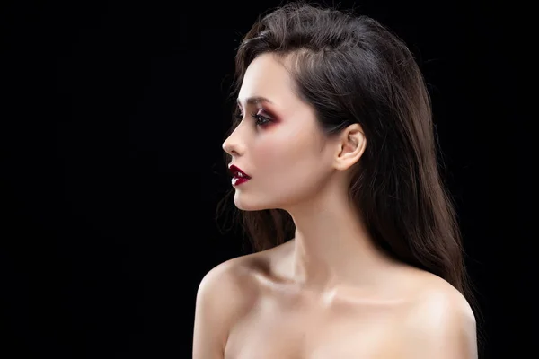 Portret Piękne Glamorous Brunetka Dziewczyna Bokiem Połyskujące Makijaż Czerwone Usta — Zdjęcie stockowe