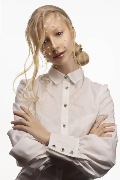 Porträtt Vacker Leende Blond Tonårstjej Konceptuella Makeup Dekorerade Med Vita — Stockfoto