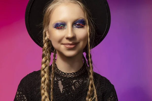 Uma Linda Menina Adolescente Loira Sorrindo Piscando Usando Vestido Gótico — Fotografia de Stock