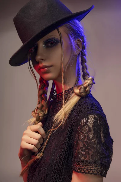 Portrait Conceptuel Une Belle Adolescente Portant Une Robe Noire Chapeau — Photo