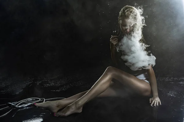 비키니 가슴된 화이트 Bodysuit Vaping 떨어지는 아래에서 연기에 바닥에 검정에 — 스톡 사진