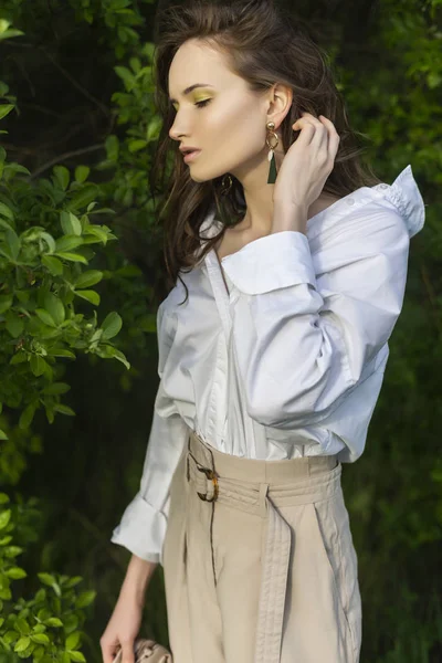 Menina Bonita Elegante Vestindo Uma Camisa Branca Moda Calças Bege — Fotografia de Stock