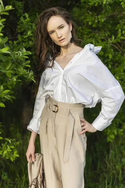 Menina Bonita Elegante Vestindo Uma Camisa Branca Moda Calças Bege — Fotografia de Stock