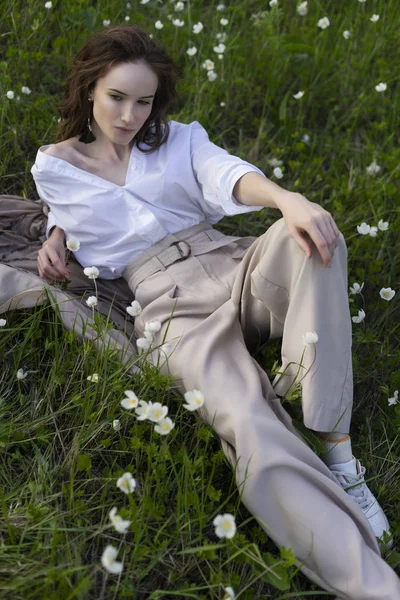 Hermosa Chica Elegante Con Una Camisa Blanca Moda Flores Color — Foto de Stock