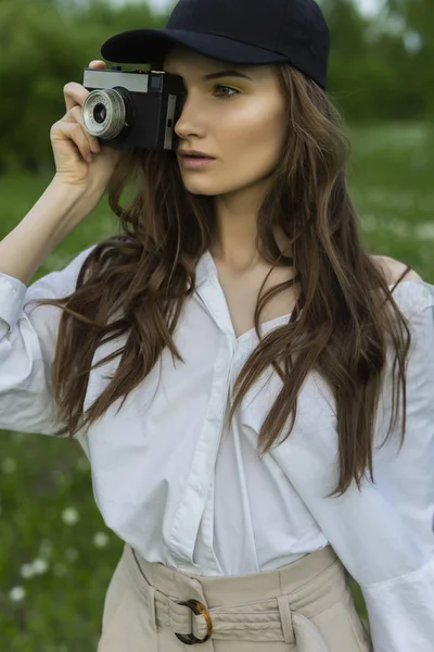 Belle Fille Photographe Portant Une Chemise Blanche Pantalon Beige Pose — Photo