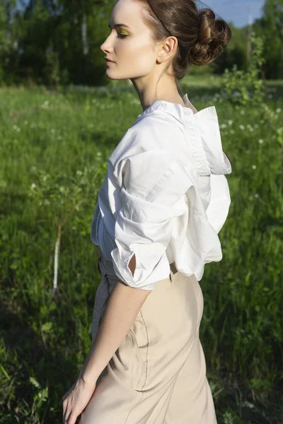 Piękna Stylowa Dziewczyna Modna Biała Koszula Spodnie Beżowy Siatki Pod — Zdjęcie stockowe