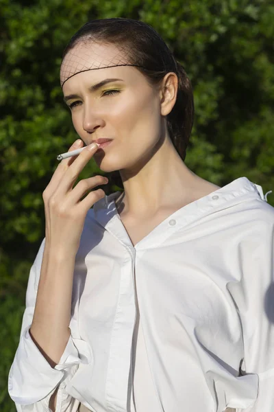 Schöne Stilvolle Rauchende Mädchen Einem Trendigen Weißen Hemd Beige Hose — Stockfoto