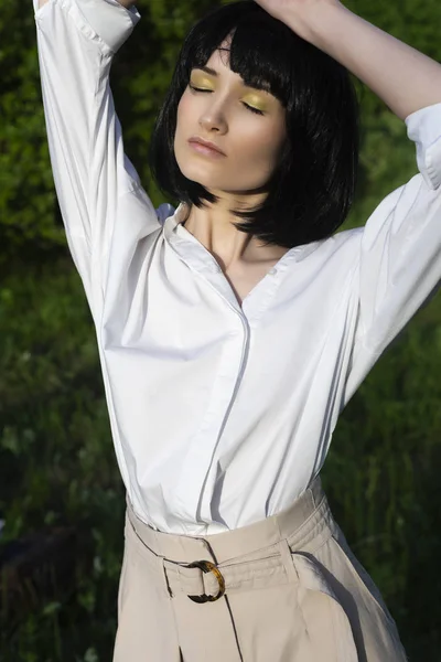 Hermosa Chica Elegante Con Una Camisa Blanca Moda Pantalones Beige — Foto de Stock