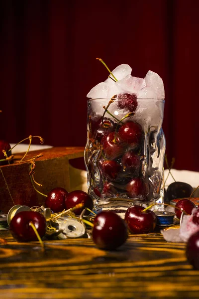 Cerise Rouge Glacée Fraîche Congelée Dans Verre Côté Une Boîte — Photo