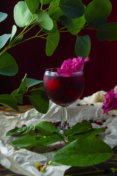 Verre Rempli Boisson Rouge Avec Des Baies Glace Une Fleur — Photo