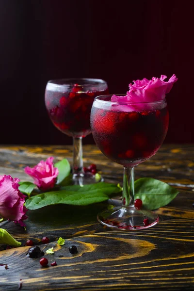 Deux Verres Remplis Boisson Rouge Avec Des Baies Glace Une — Photo