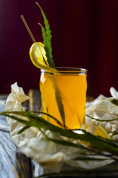 Tänkte Glas Gul Fruktjuice Med Skiva Citron Och Gröna Blad — Stockfoto