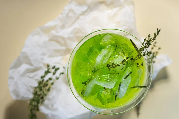 Grön Drink Med Isbitar Och Gröna Grenar Ett Glas För — Stockfoto