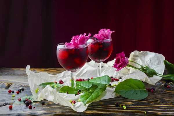 Deux Verres Remplis Boisson Rouge Avec Des Baies Glace Une — Photo