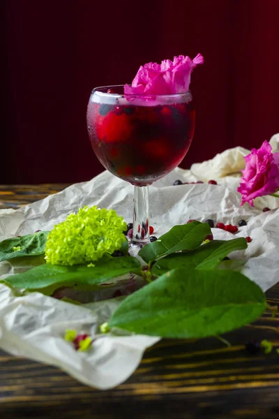 Verre Rempli Boisson Rouge Avec Des Baies Glace Une Fleur — Photo
