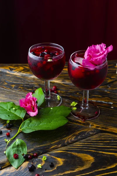 Deux Verres Remplis Boisson Rouge Avec Des Baies Glace Une — Photo