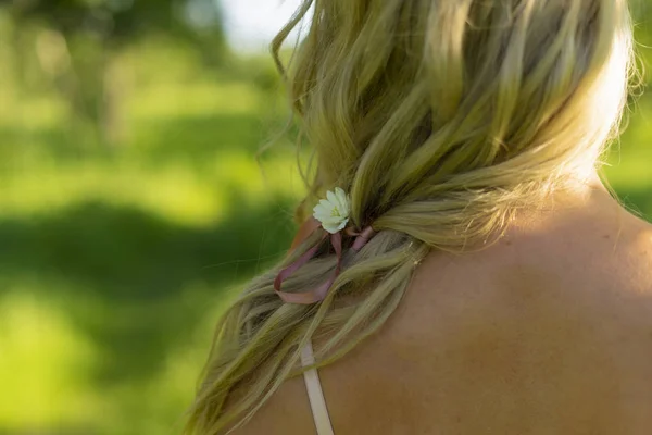 Közelről Fotó Hátoldalán Szőke Lány Haját Egy Virág Fonott Őket — Stock Fotó