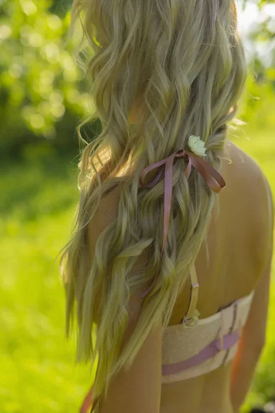 Feche Foto Parte Trás Cabelo Menina Loira Com Uma Flor — Fotografia de Stock