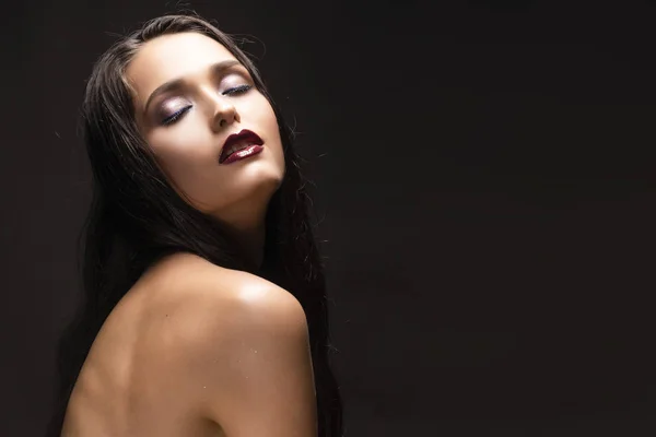 Bella Sensuale Giovane Ragazza Bruna Modello Con Spalle Nude Trucco — Foto Stock