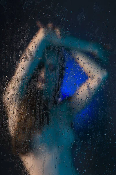 방울의 여자의 흐릿한 실루엣에 의하여 예술적이 개념적 사진입니다 — 스톡 사진