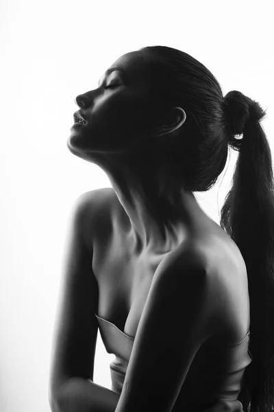 Close Retrato Uma Menina Morena Com Maquiagem Nua Ombros Nus — Fotografia de Stock