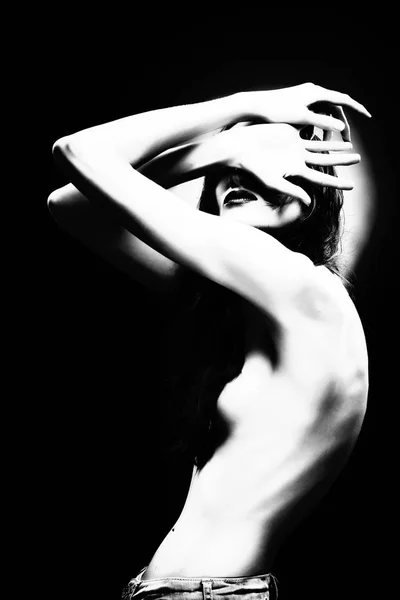 美しいスリムな柔軟運動トップレス少女モデルは 灰色の黒のグラデーションの背景に彼女の髪と彼女の裸胸をカバーしています 健康な皮膚 黒の白い芸術スタイルの写真 広告と概念設計 — ストック写真
