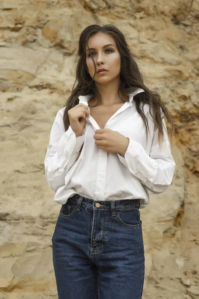 Hermosa Chica Con Vaqueros Azules Una Blusa Blanca Desabrocha Blusa — Foto de Stock