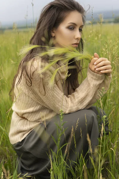 Menina Bonita Vestindo Uma Camisola Bege Uma Saia Plissada Longa — Fotografia de Stock