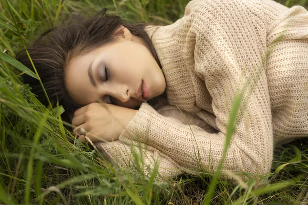 Schöne Mädchen Einem Beigen Pullover Schläft Auf Einer Wiese Inmitten — Stockfoto