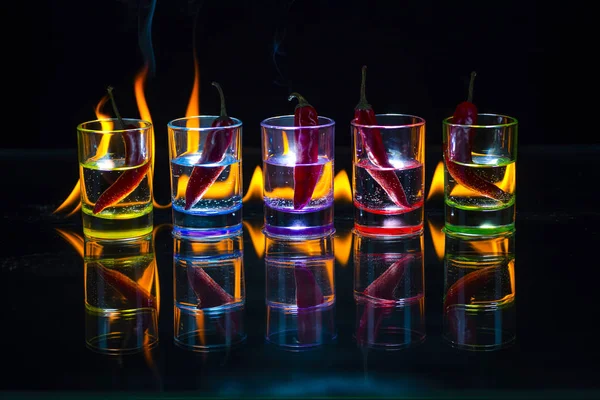 Ять Різнокольорових Склянок Наповнених Напоєм Червоний Перець Чилі Лежить Всередині — стокове фото