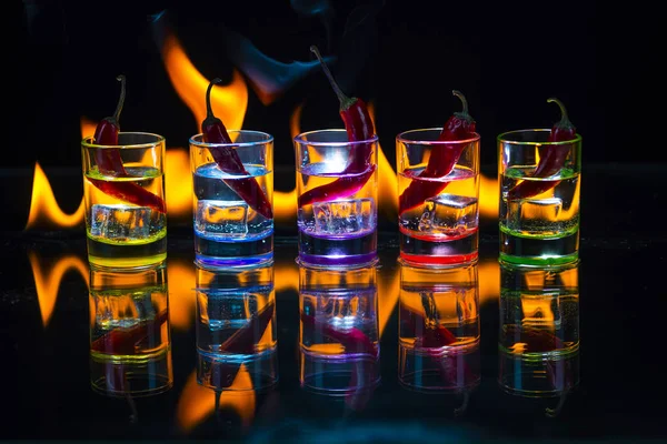 Ять Різнокольорових Склянок Наповнених Напоєм Червоний Перець Чилі Лежить Всередині — стокове фото