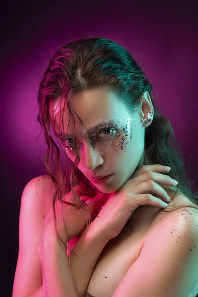 Bella Ragazza Con Trucco Creativo Fatto Glitter Con Lacrime Sul — Foto Stock