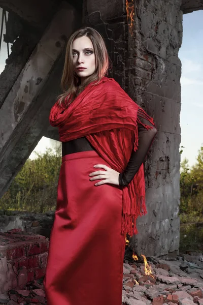 Menina Modelo Moda Bonita Vestindo Uma Saia Longa Vermelha Xale — Fotografia de Stock
