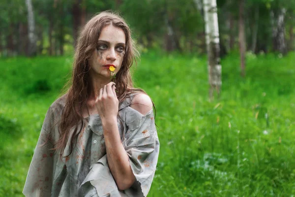 Beautiful Young Dirty Mad Manic Looking Girl Wearing Torn Clothes — Stock Photo, Image