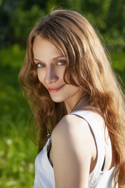 Güzel Gülümseyen Genç Kız Modeli Güneş Işığı Elbiseyle Portre Kadar — Stok fotoğraf